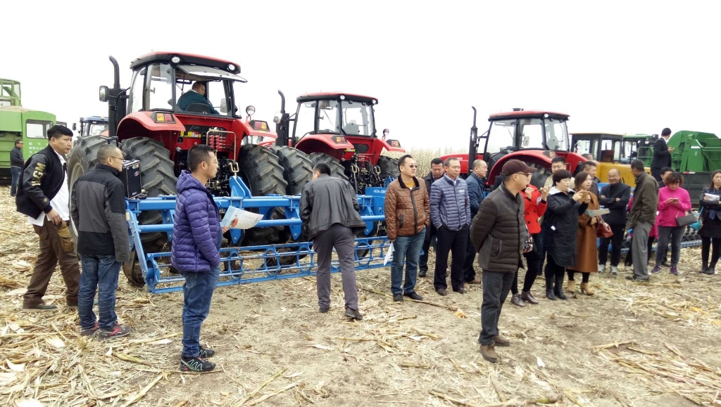 J9集团国三大型拖沓机在黑龙江省深松深耕现场演示会上大放异彩